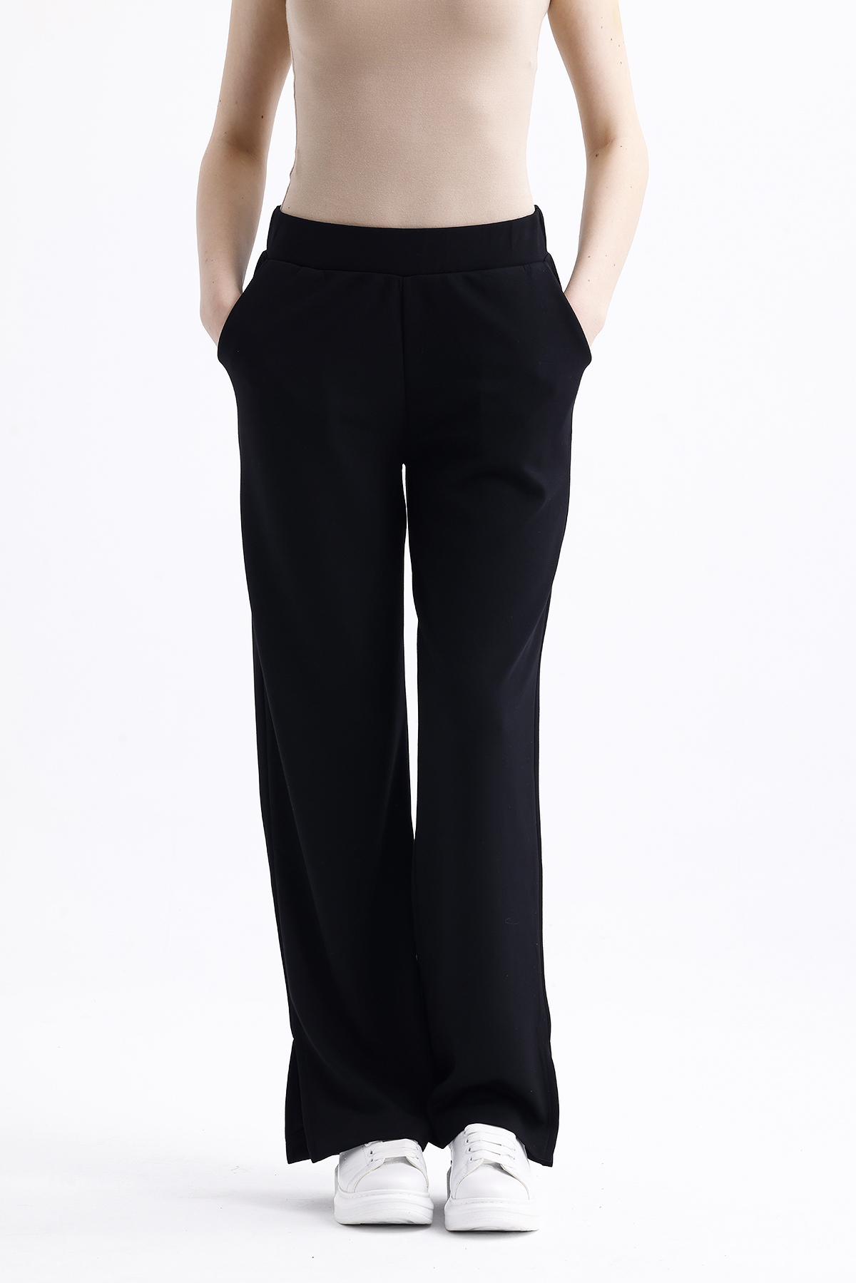 Mizalle Paçası Yırtmaçlı Pamuklu Siyah Jogger Pantolon