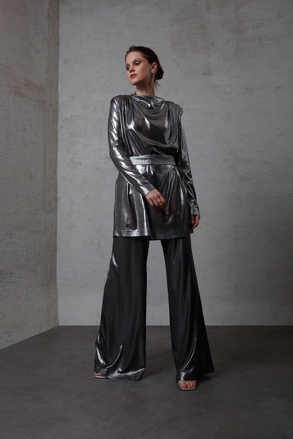 Mizalle Omuz Drape Detaylı Parlak Gümüş Rengi Abiye Tunik