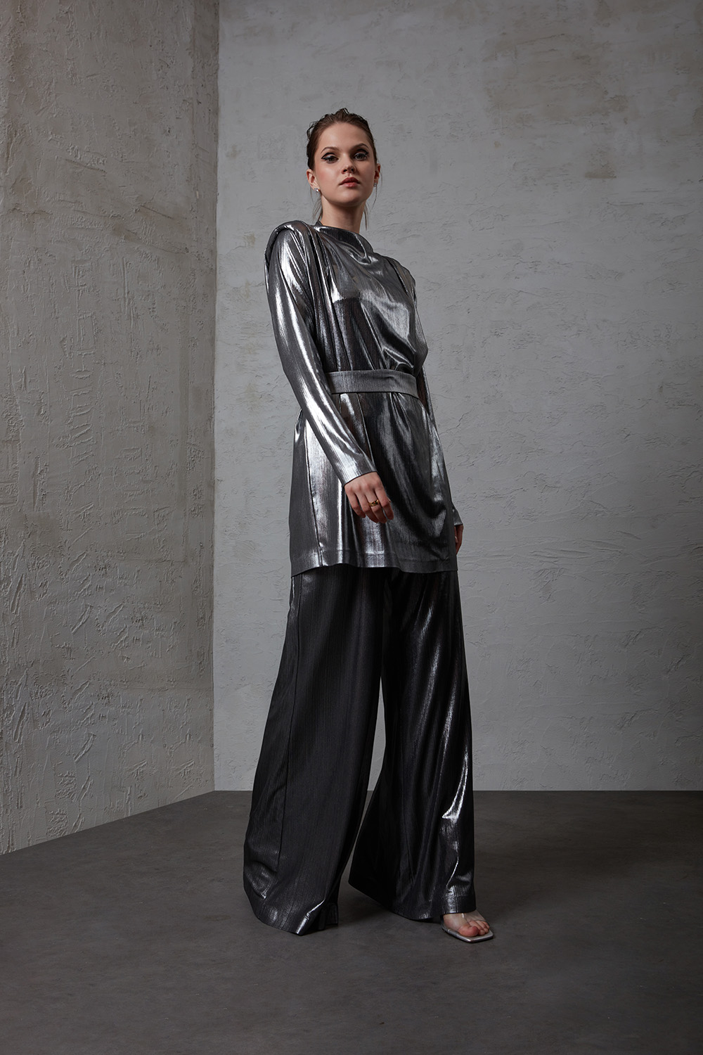 Mizalle Omuz Drape Detaylı Parlak Gümüş Rengi Abiye Tunik