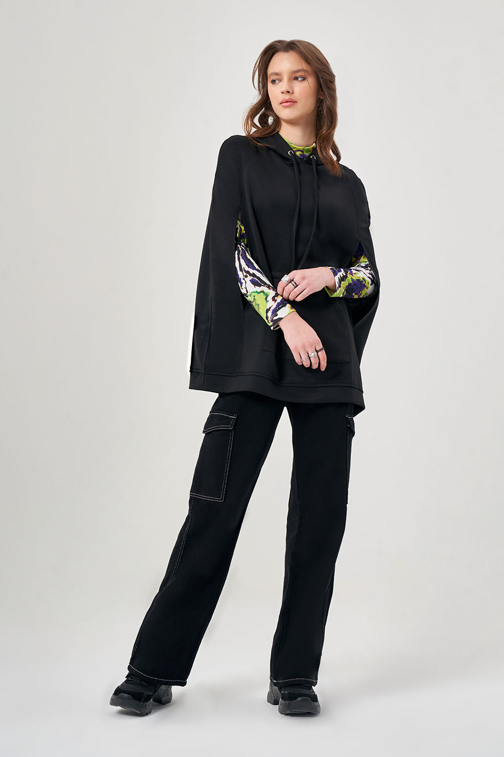 Mizalle Kapüşonlu Siyah Pelerin Sweatshirt