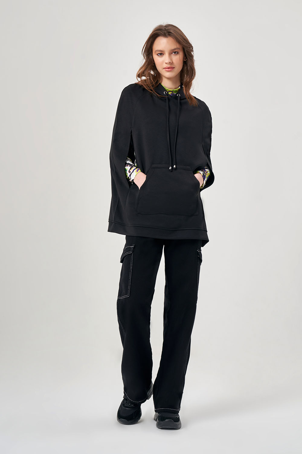 Mizalle Kapüşonlu Siyah Pelerin Sweatshirt