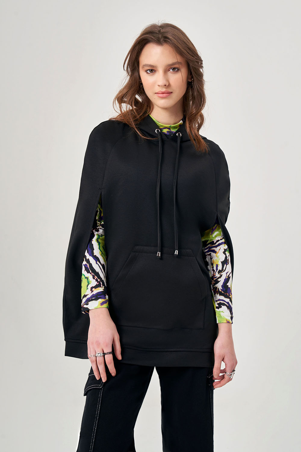 Mizalle Kapüşonlu Siyah Pelerin Sweatshirt