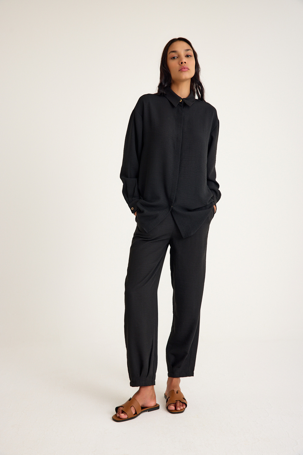 Mizalle Keten Görünümlü Rahat Kesim Siyah Jogger Pantolon