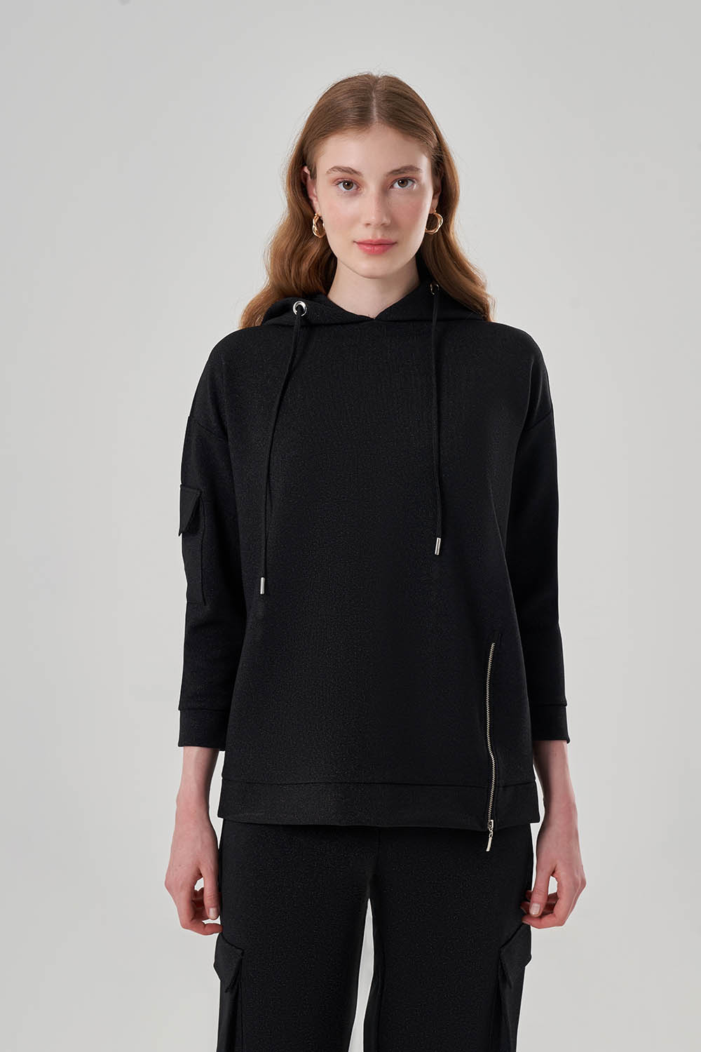 Mizalle Simli Siyah Fermuar Detaylı Kapüşonlu Sweatshirt