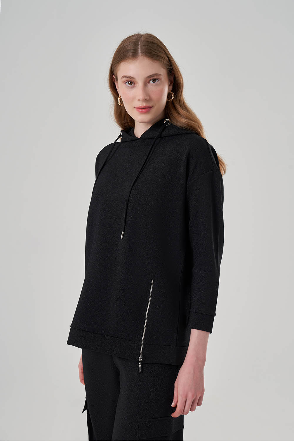 Mizalle Simli Siyah Fermuar Detaylı Kapüşonlu Sweatshirt