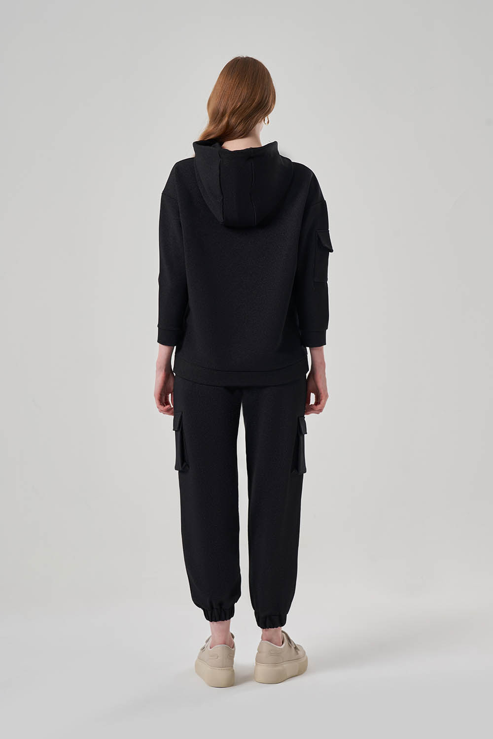 Mizalle Simli Siyah Fermuar Detaylı Kapüşonlu Sweatshirt
