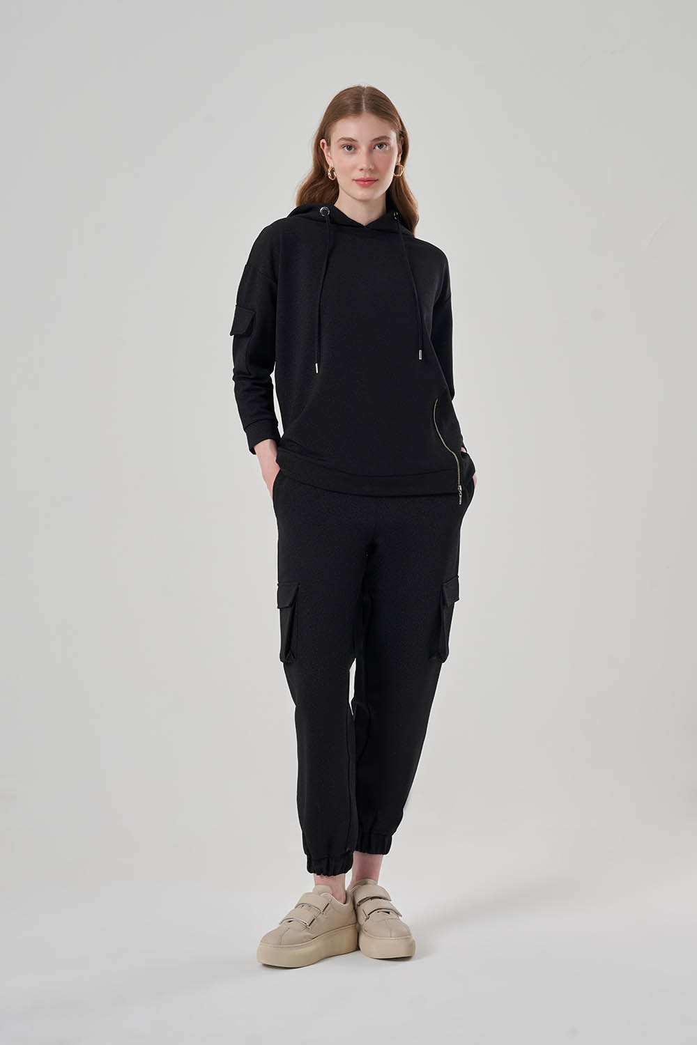 Mizalle Simli Siyah Fermuar Detaylı Kapüşonlu Sweatshirt