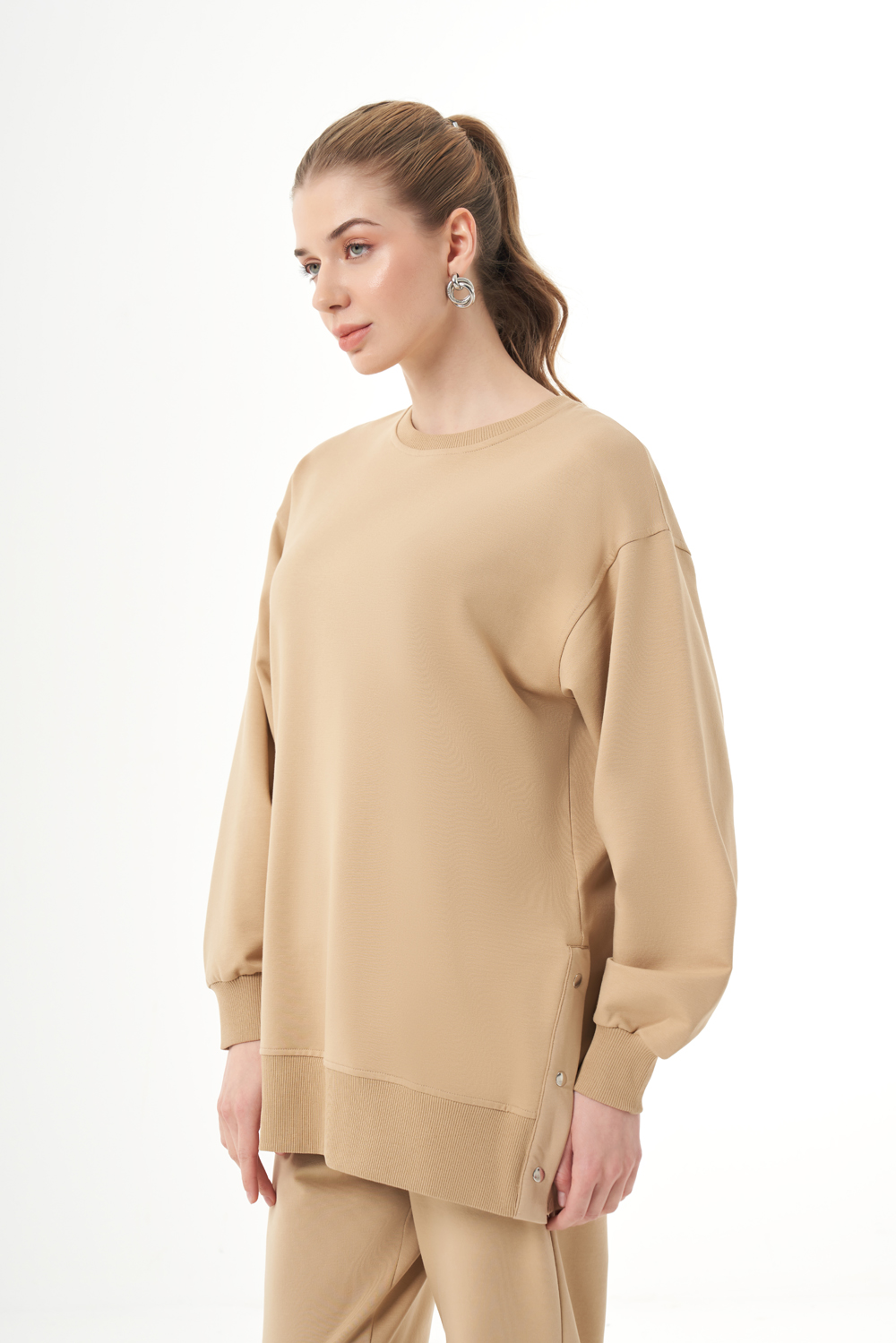 Mizalle Yanları Çıtçıtlı Yuvarlak Yaka Bej Rengi Sweatshirt