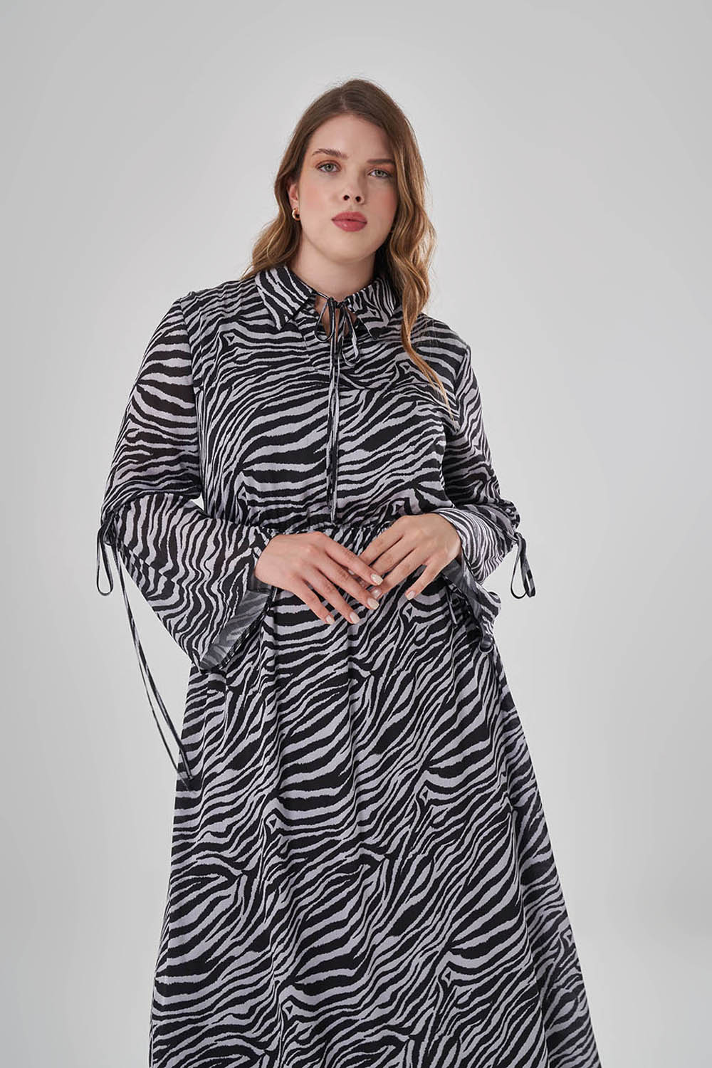 Mizalle Zebra Desenli Kol ve Yaka Bağcık Detaylı Büyük Beden Elbise