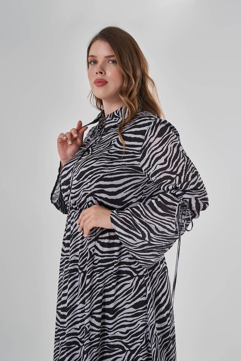 Mizalle Zebra Desenli Kol ve Yaka Bağcık Detaylı Büyük Beden Elbise