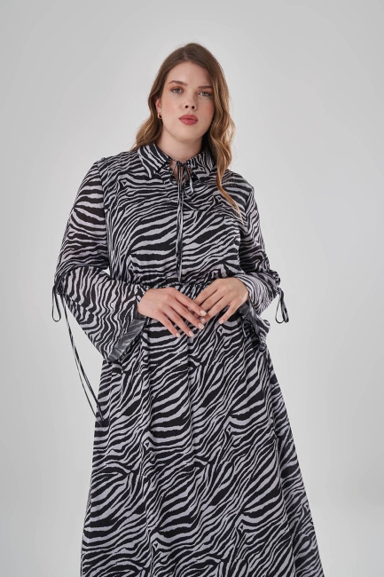 Mizalle Zebra Desenli Kol ve Yaka Bağcık Detaylı Büyük Beden Elbise