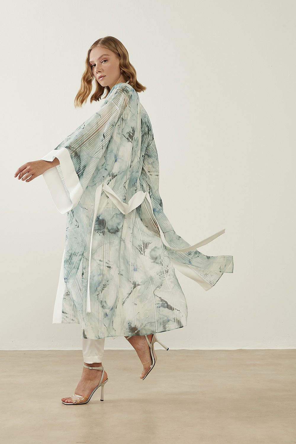 Mizalle Ekru Yeşil Desenli Uzun Kimono