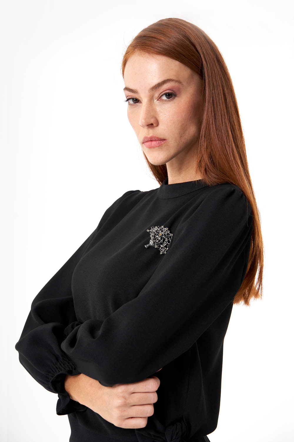Mizalle Siyah Krep Yandan Bağlı Broş Detaylı Bluz